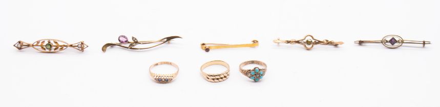 A collection of Edwardian era bar brooches, along with three dress rings. Comprising a 9ct gold