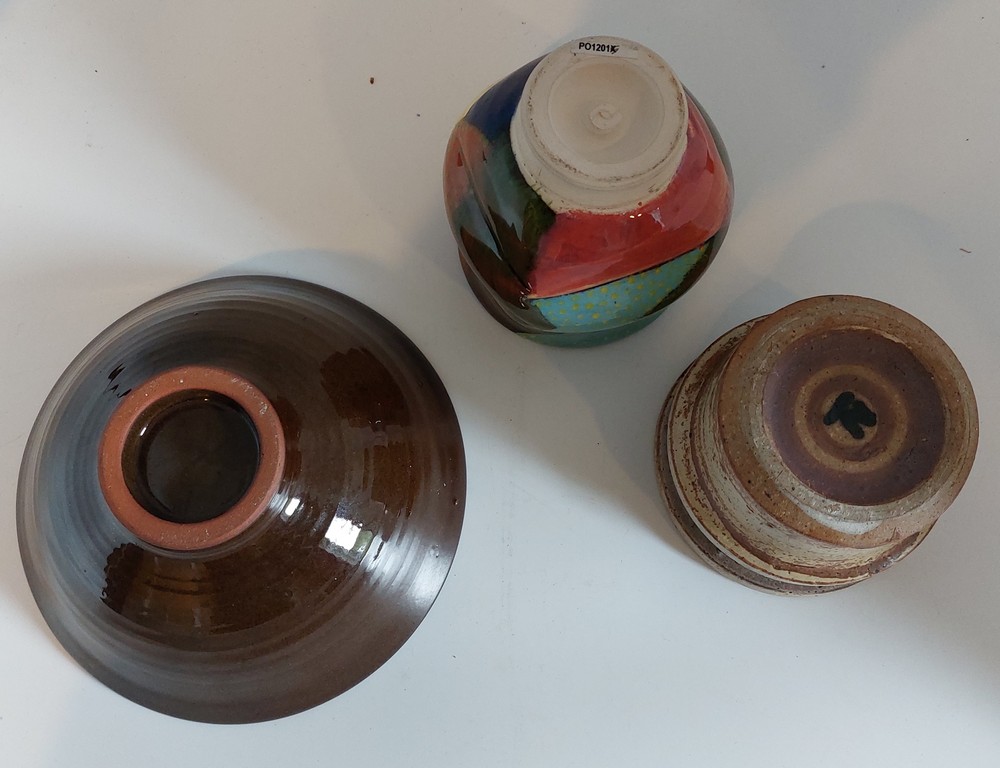 A Mixed lot of studio pottery comprising of a footed glazed bowl in brown. a  footed multi-coloured - Image 2 of 6