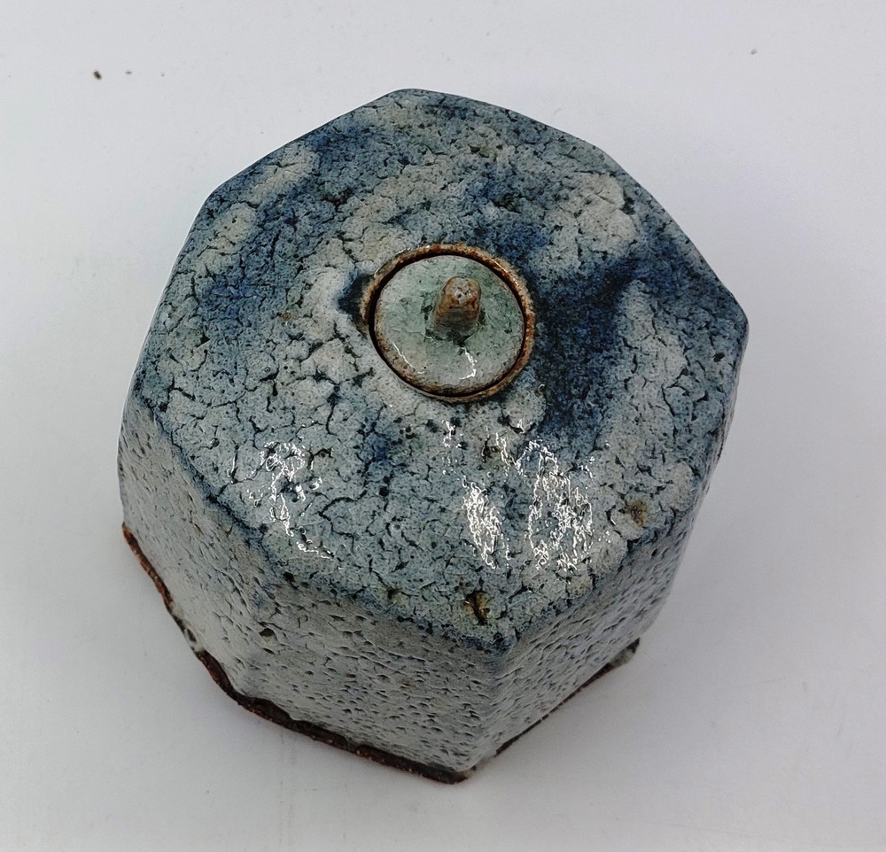 A Stoneware lidded jar. Salt-glaze maker unknown. Crackle glazed in blue, stands 12 cm tall to knop - Image 3 of 5