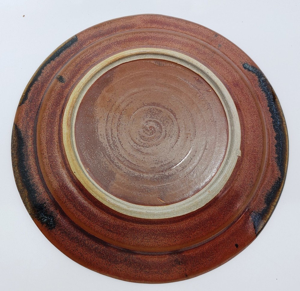 A Ray Finch (1914-2012) studio pottery charger / plate. Impressed mark for Ray Finch for - Image 2 of 3