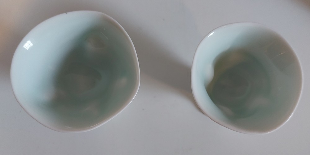 A Mixed lot of studio pottery comprising two glazed egg cups, a glazed bowl and a raku bowl in - Image 3 of 4