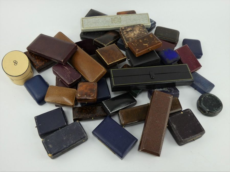 43 mixed antique and vintage jewellery boxes, some leather, for necklaces, cufflinks, etc - Image 3 of 4