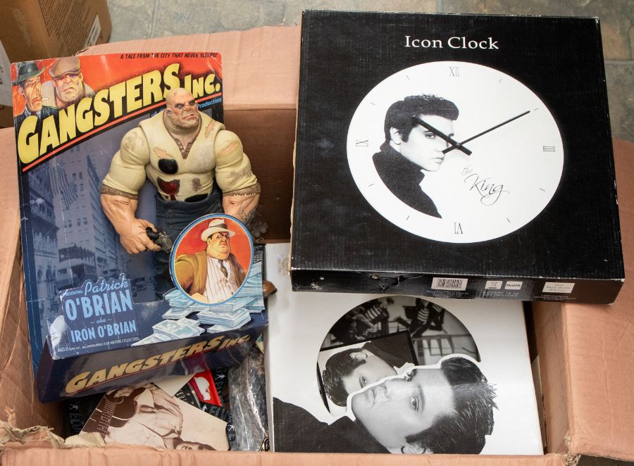 Large collection of Elvis Presley memorabilia including clocks, pictures, books, belt buckles, mugs, - Image 6 of 6