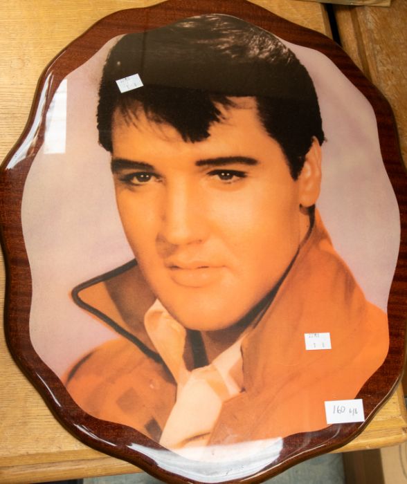 Large collection of Elvis Presley memorabilia including clocks, pictures, books, belt buckles, mugs, - Image 5 of 6