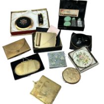 Vintage compacts to include a boxed and unused stratton compact with engine turned front and