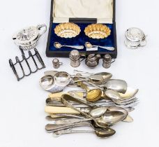 Three early 20th Century graduating silver dredger salts and a miniature silver jersey can
