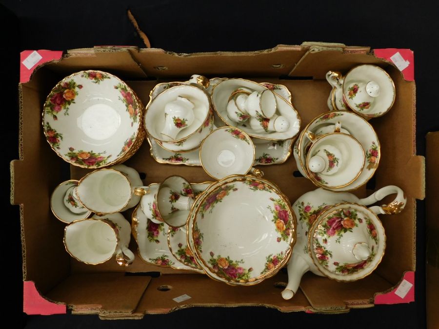 A collection of Royal Albert Old Country Roses china dinner and tea service to include: 6 x - Image 3 of 3