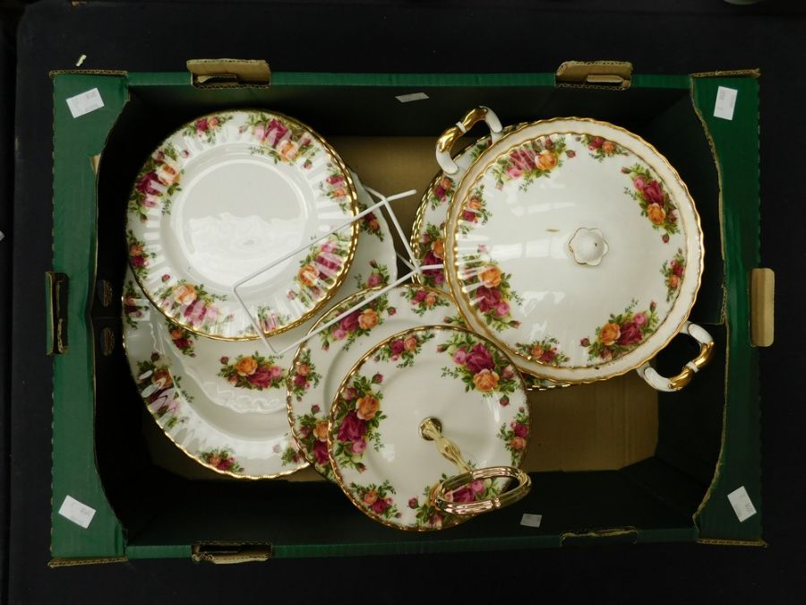 A collection of Royal Albert Old Country Roses china dinner and tea service to include: 6 x - Image 2 of 3