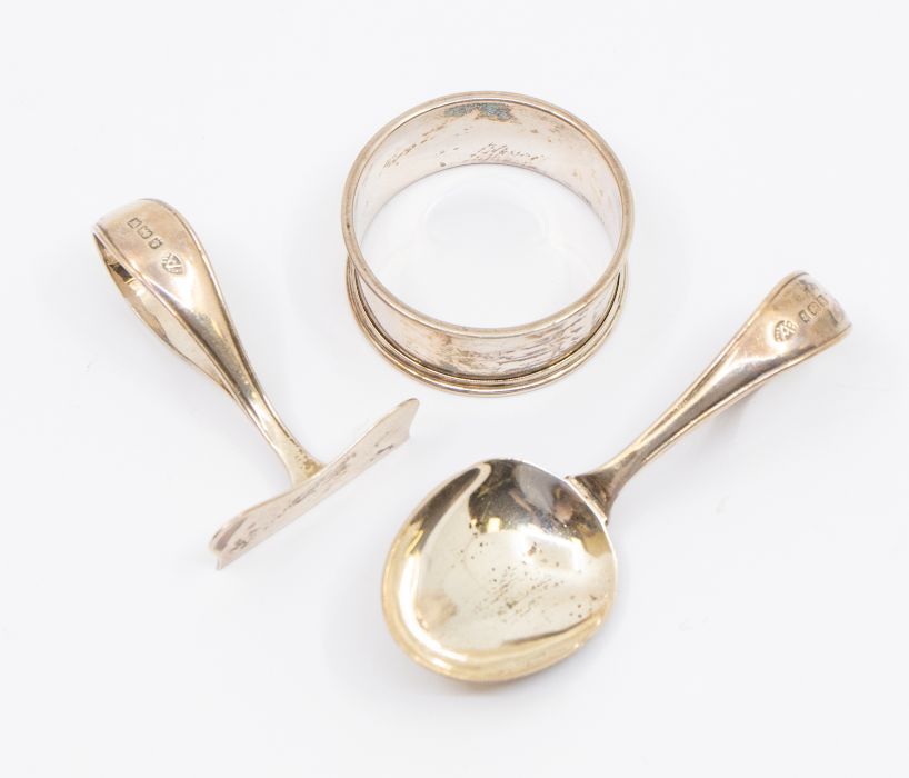 A George VI plain silver christening set including spoon, pusher and napkin ring, hallmarked by Adie - Image 3 of 3