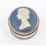 An Elizabeth II silver and Wedgwood Silver Jubilee limited edition 533/1000 pill box and cover,