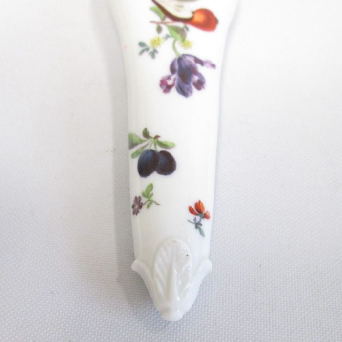 A Meissen gold metal mounted etui, of tapering form, painted with floral sprays and berries. Date: - Bild 4 aus 4