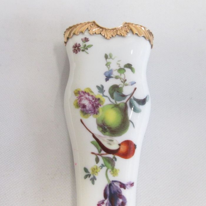 A Meissen gold metal mounted etui, of tapering form, painted with floral sprays and berries. Date: - Bild 3 aus 4
