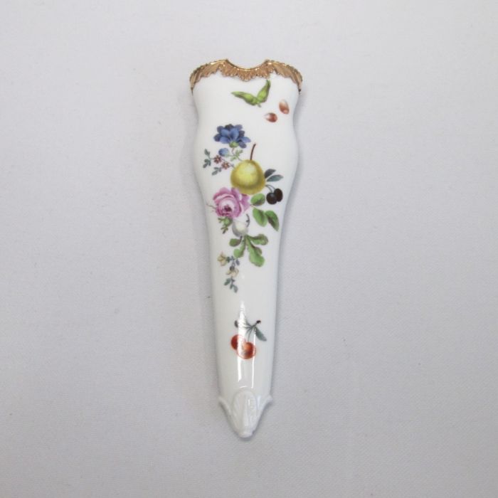 A Meissen gold metal mounted etui, of tapering form, painted with floral sprays and berries. Date: - Bild 2 aus 4