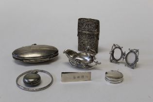 A mixed lot of bijouterie, including a Continental white metal sleigh salt, filigree cigarette case,