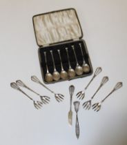 A cased set of six silver seal top teaspoons, Sheffield 1937, together with an uncased set of 830