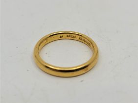 A 22ct. yellow gold band, size UK M. (4.5g)