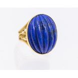 A carved lapis lazuli and 18ct gold ring, comprising a carved oval cabochon lapis lazuli, length