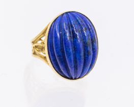 A carved lapis lazuli and 18ct gold ring, comprising a carved oval cabochon lapis lazuli, length