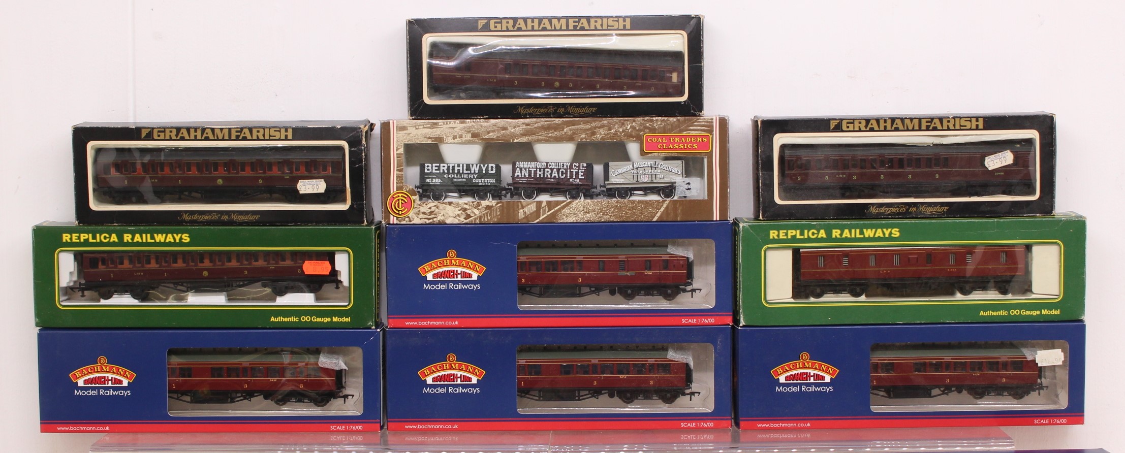 OO Gauge: A collection of nineteen boxed OO Gauge coaches and rolling stock to comprise: Bachmann, - Bild 2 aus 3