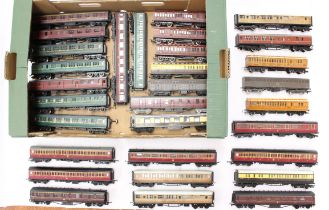 OO Gauge: A collection of assorted unboxed OO Gauge coaches of varying manufactures. General wear
