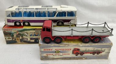 Dinky: A pair of boxed original Dinky Toys: Foden Flat Truck with Chains 905, in playworn