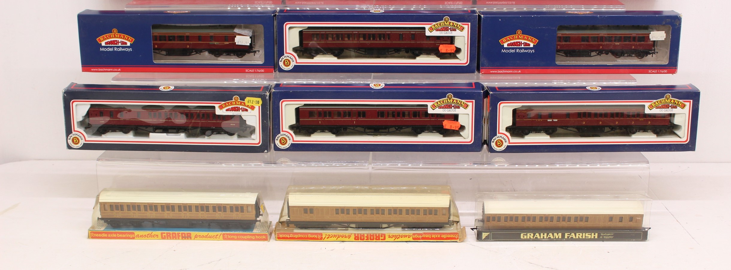 OO Gauge: A collection of nineteen boxed OO Gauge coaches and rolling stock to comprise: Bachmann, - Bild 3 aus 3