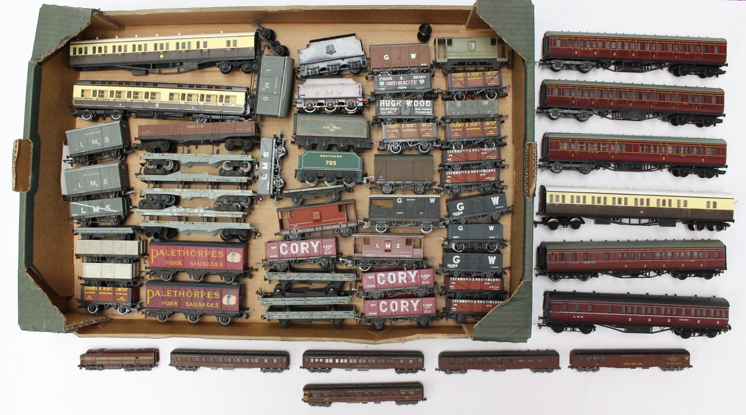 OO Gauge: A collection of assorted unboxed OO Gauge rolling stock and coaches of varying