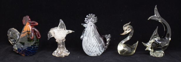 Murano glass. A collection of five pieces to include two different colourways sitting roosters, a