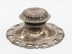 An early 20th century Edwardian silver capstan inkwell, having a stylised pierced design with rose