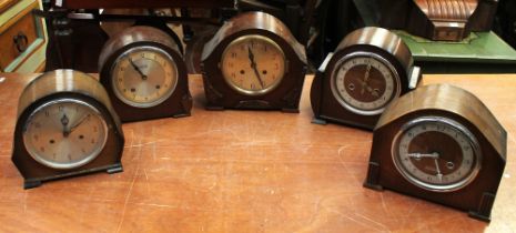 A collection of mid 20th century 8-day mantel clocks, including a Bakelite mantel clock (1 box)