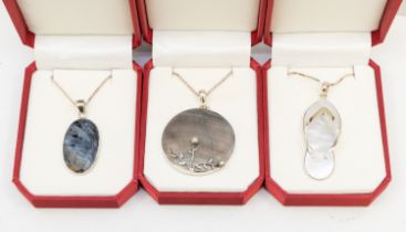 A collection of silver jewellery to include a mother of pearl pendant modelled as a flip flop, rough