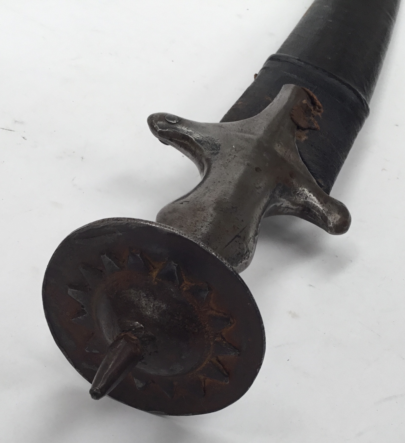A late 19th / early 20th Indian talwar sword and scabbard. Of traditional form, all steel - Bild 3 aus 6