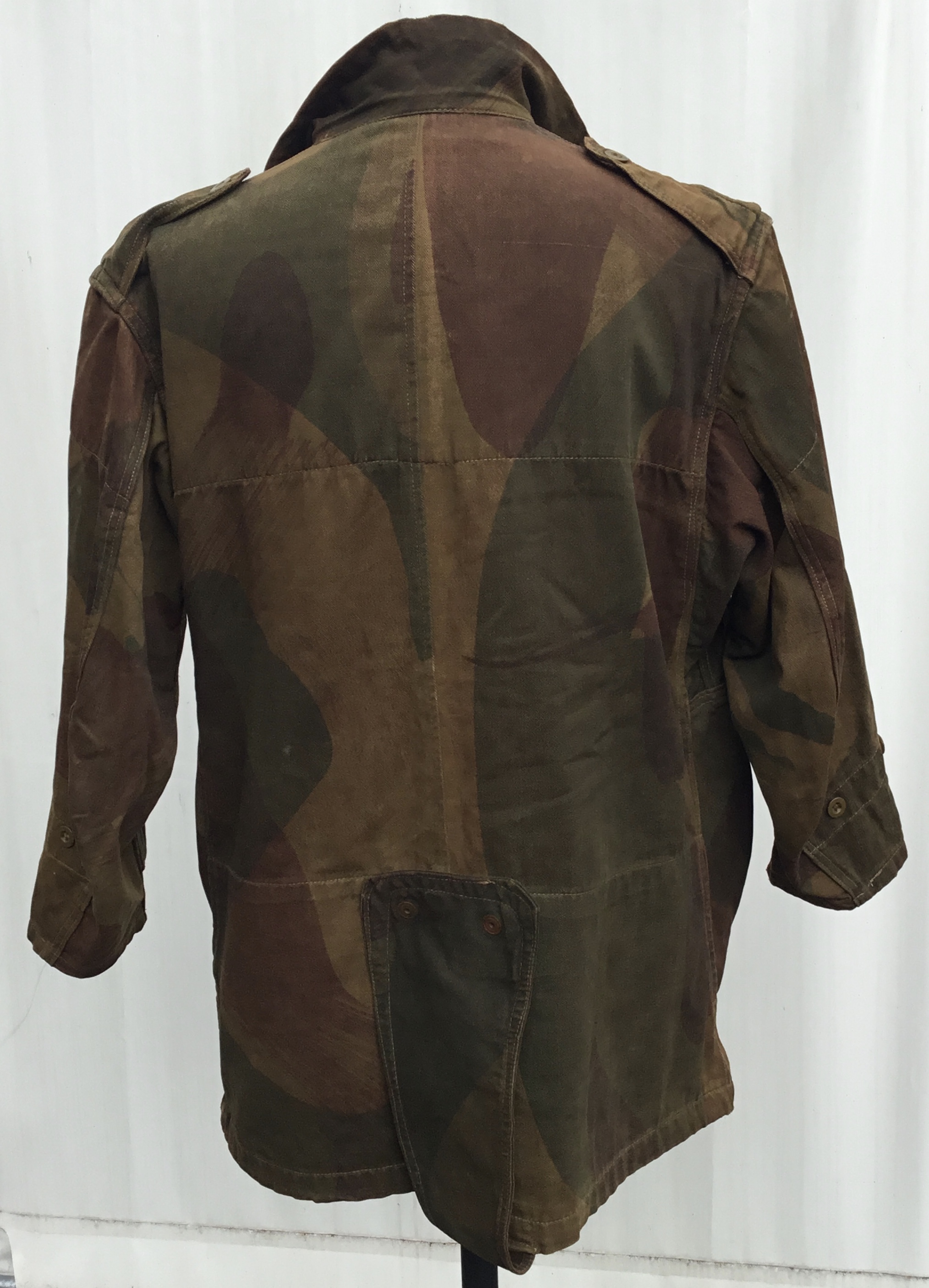 A WW2 era 1945 dated ‘Denison’ airborne paratrooper’s smock. Made from heavy duty, windproof - Image 10 of 19