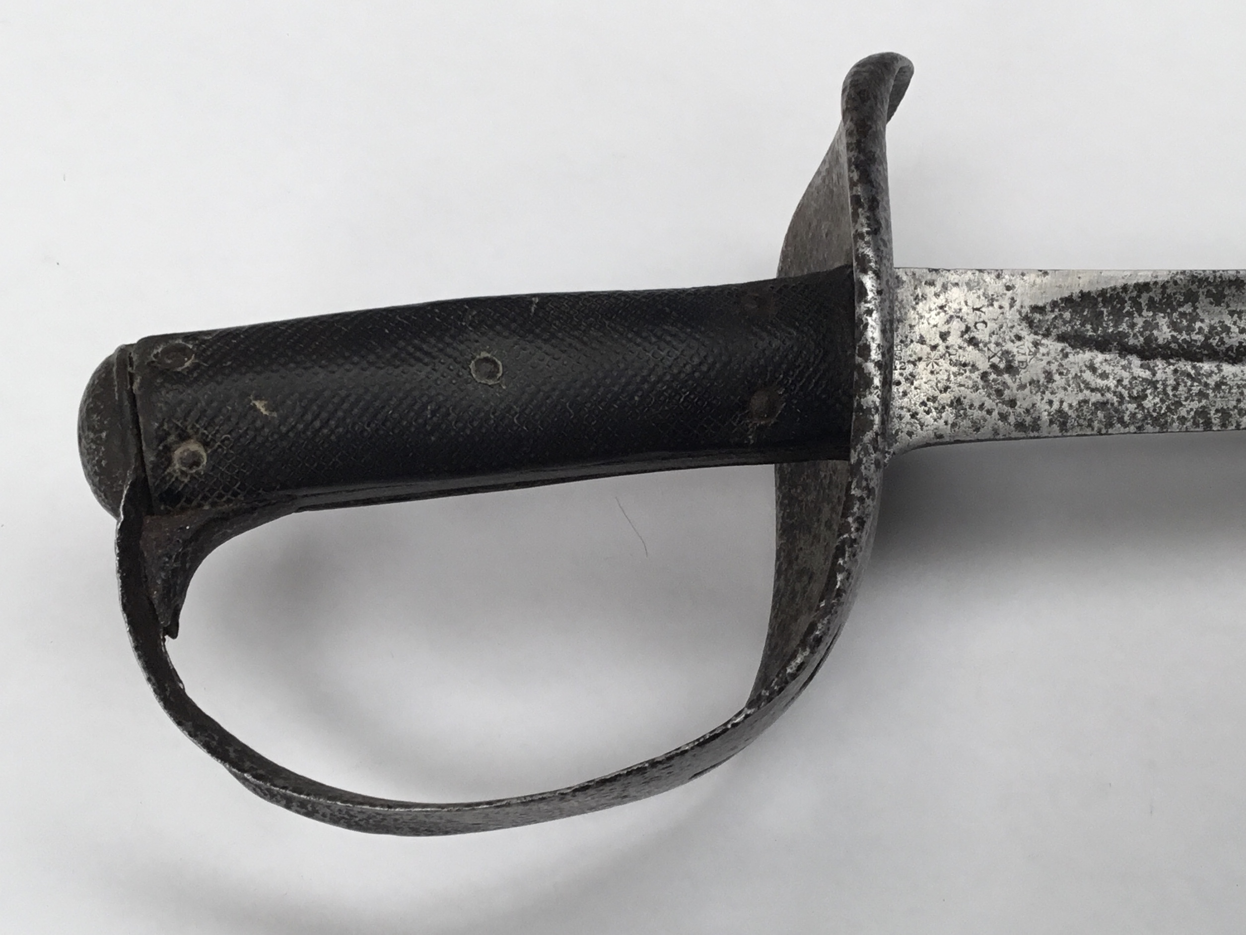 An 1885 pattern cavalry troopers sword. Chequered leather grips secured by 5 rivets, steel guard - Bild 2 aus 7