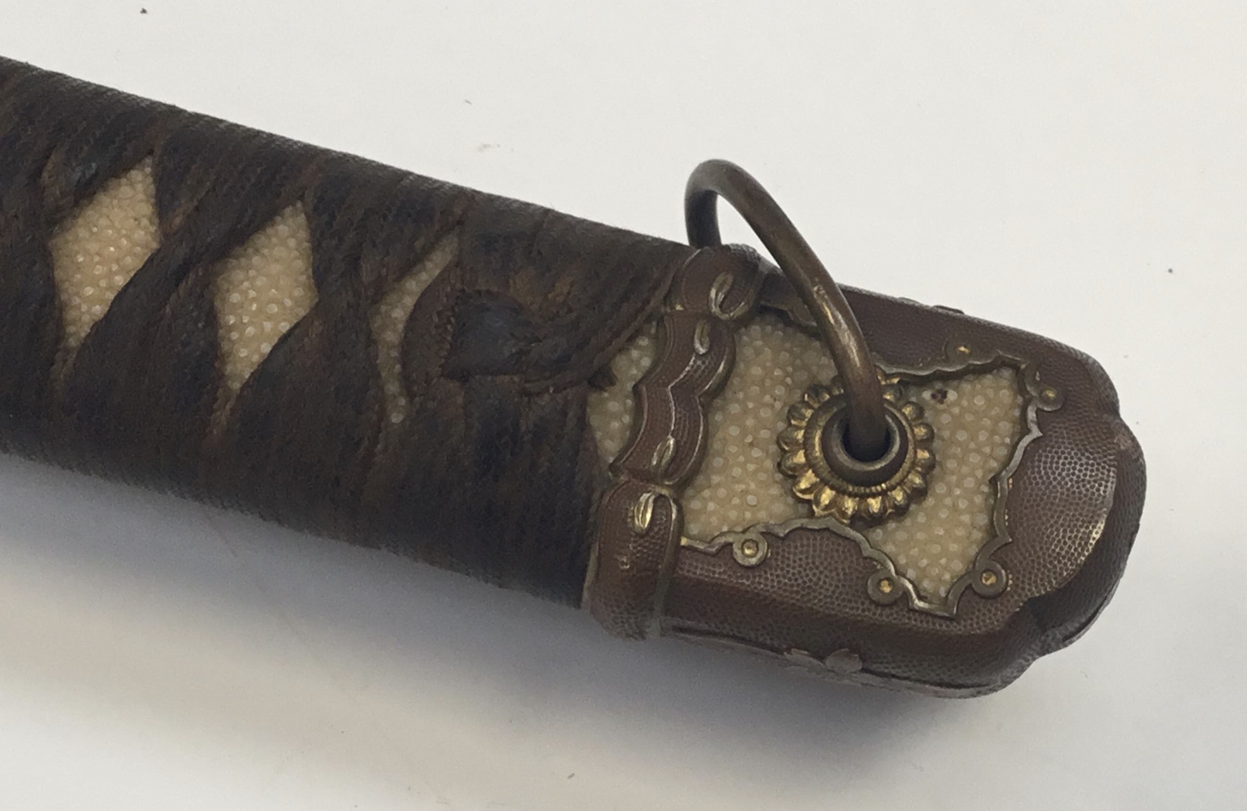 A WW2 era Japanese Katana sword. Shagreen handle with leather wrap, bronze mounts and tsuba. - Image 10 of 11