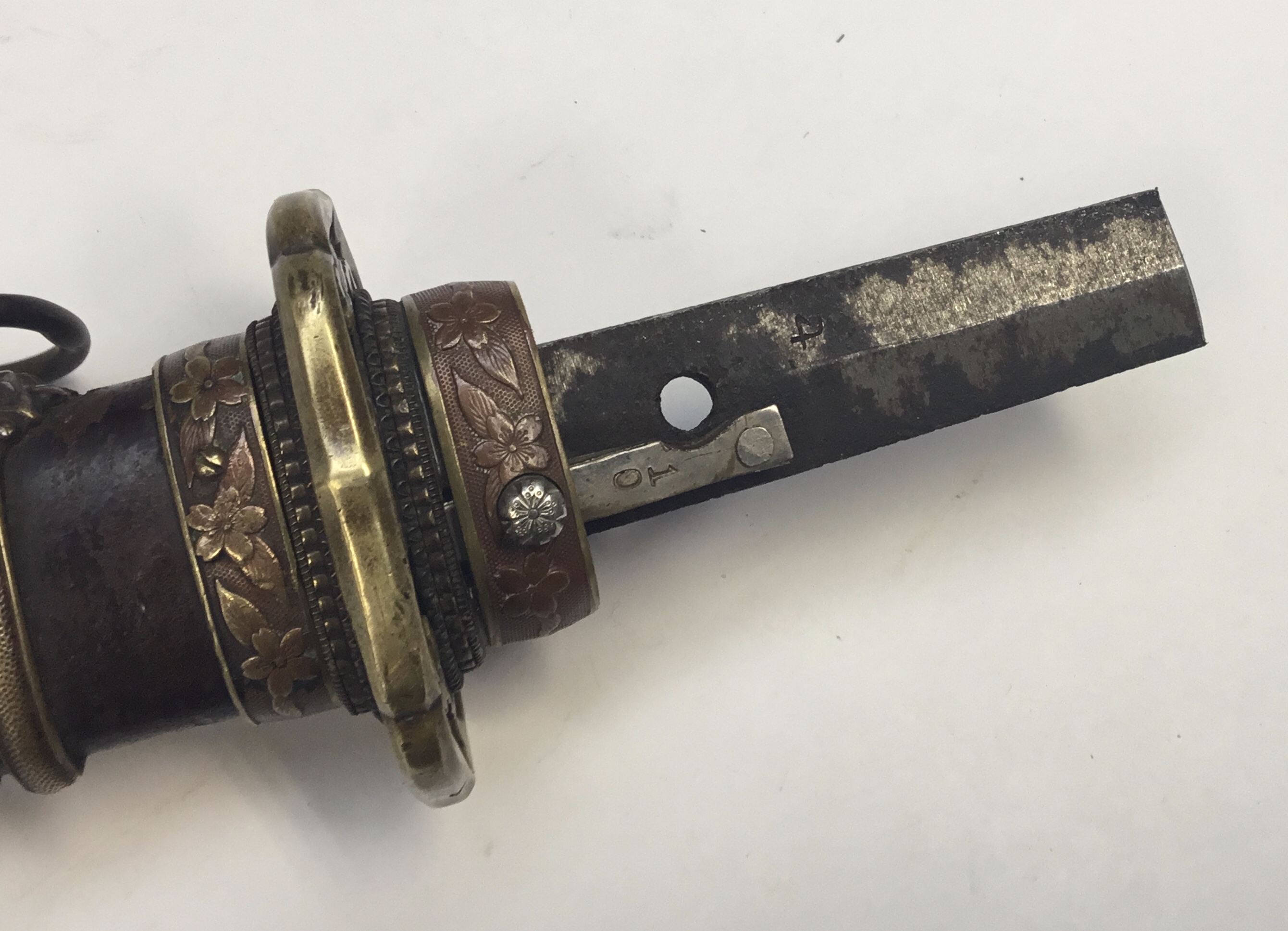 A WW2 era Japanese Katana sword. Shagreen handle with leather wrap, bronze mounts and tsuba. - Image 5 of 11