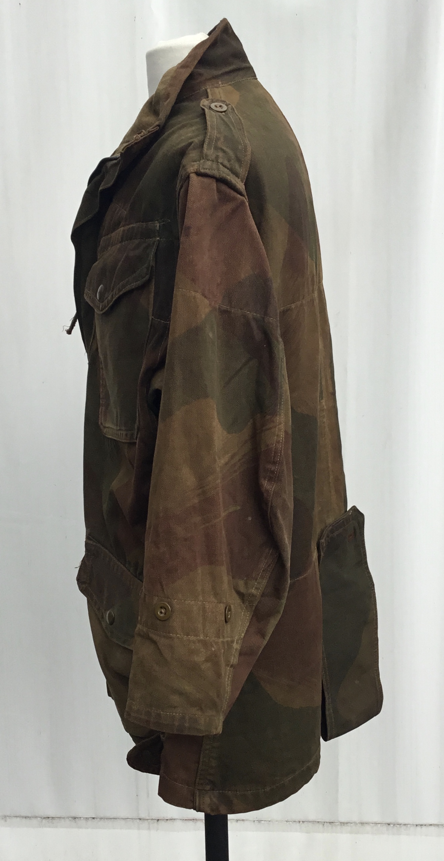 A WW2 era 1945 dated ‘Denison’ airborne paratrooper’s smock. Made from heavy duty, windproof - Image 16 of 19