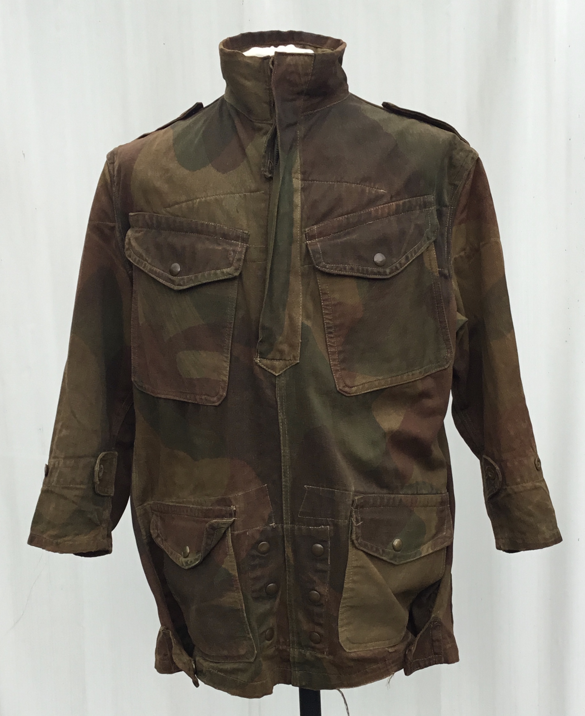 A WW2 era 1945 dated ‘Denison’ airborne paratrooper’s smock. Made from heavy duty, windproof