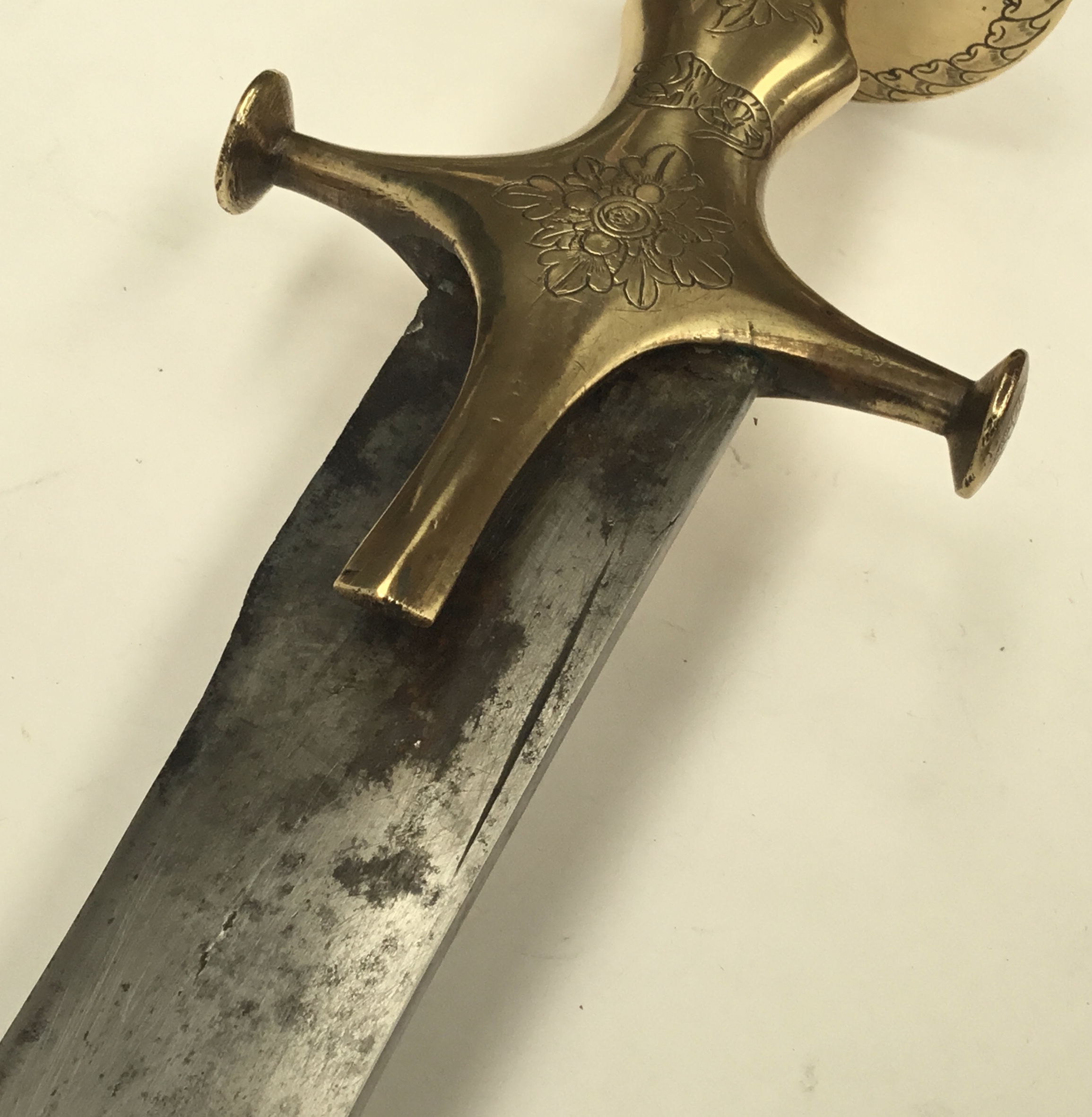 A 19th century Indian talwar sword. Typical form, with brass handle, convex quillons, and disc - Bild 8 aus 11