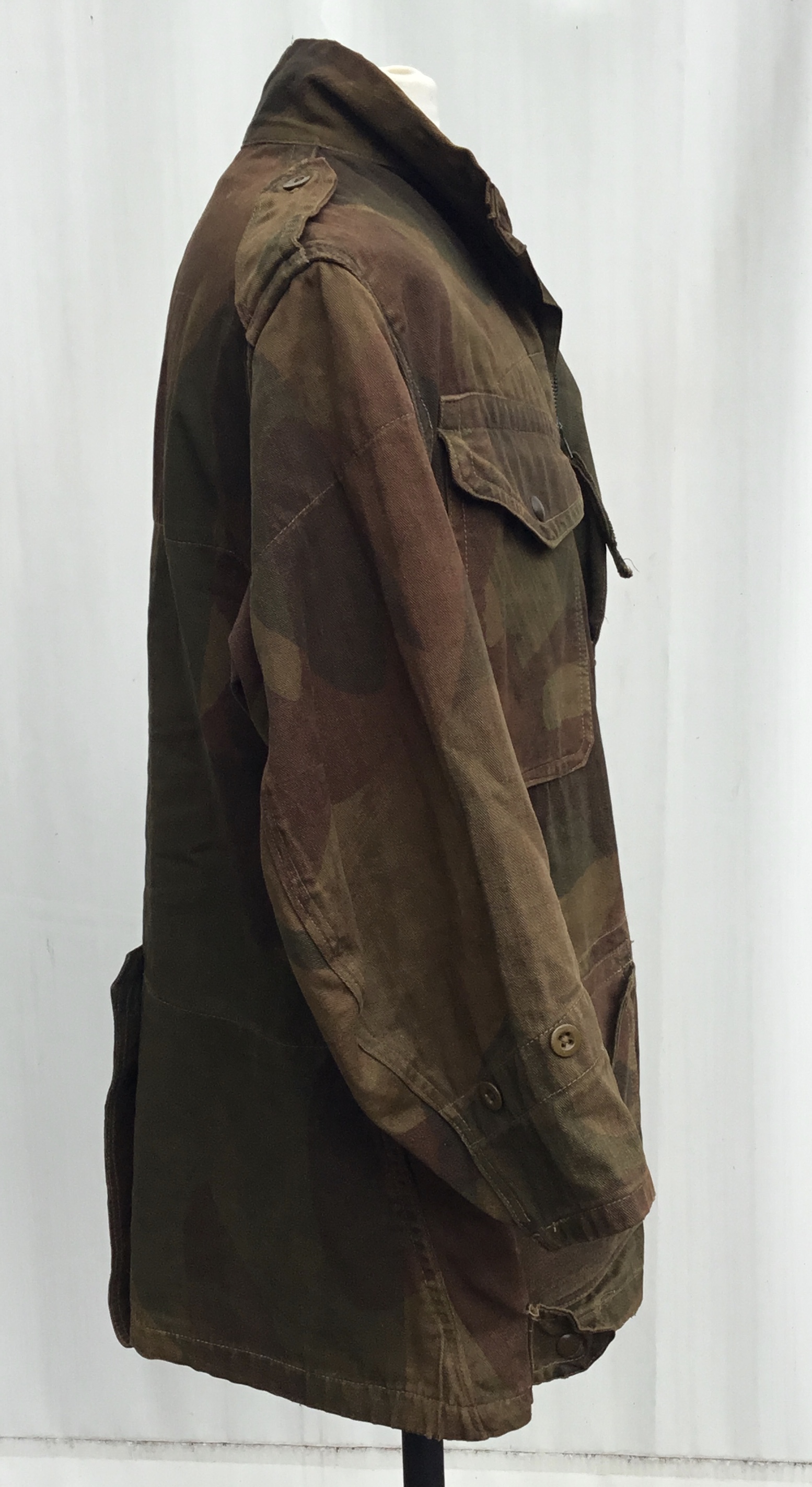 A WW2 era 1945 dated ‘Denison’ airborne paratrooper’s smock. Made from heavy duty, windproof - Image 15 of 19