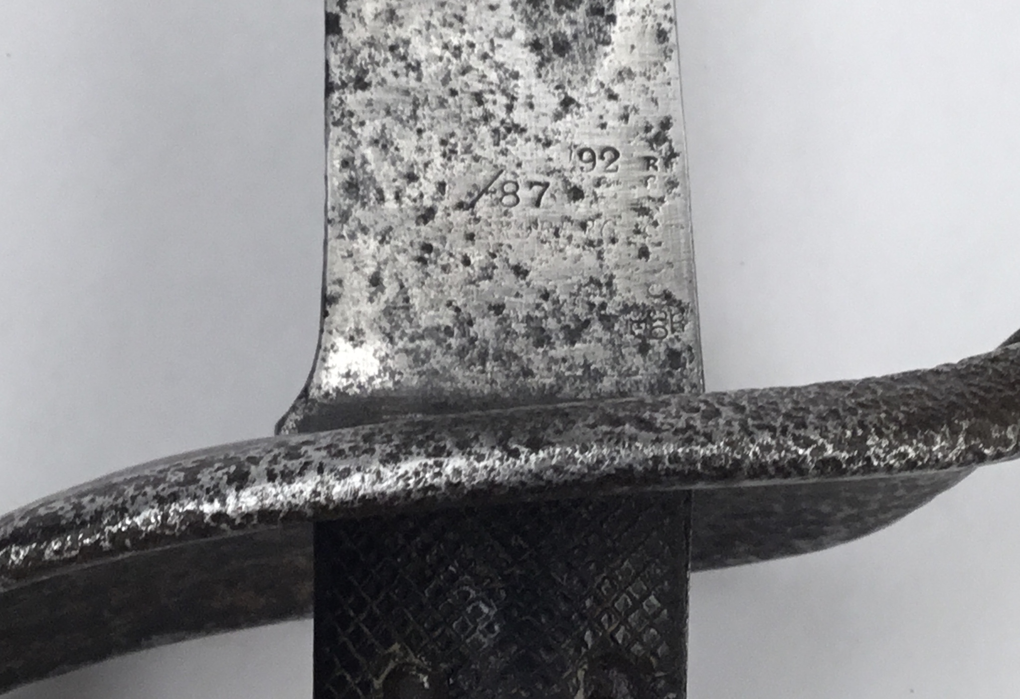 An 1885 pattern cavalry troopers sword. Chequered leather grips secured by 5 rivets, steel guard - Bild 7 aus 7