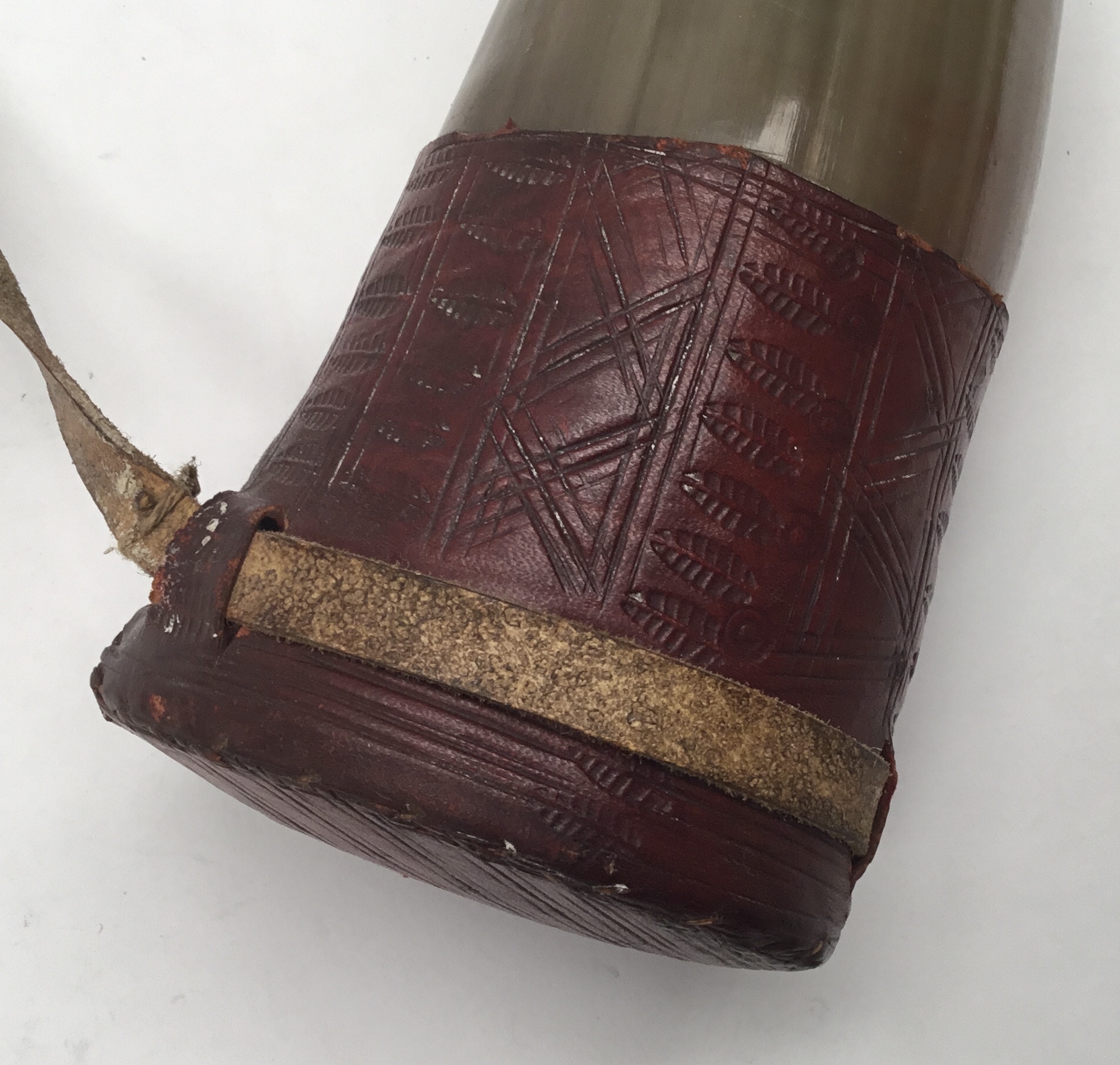 A vintage leather bound powder horn. Cattle horn body with maroon tooled leather mounts to both - Bild 4 aus 7