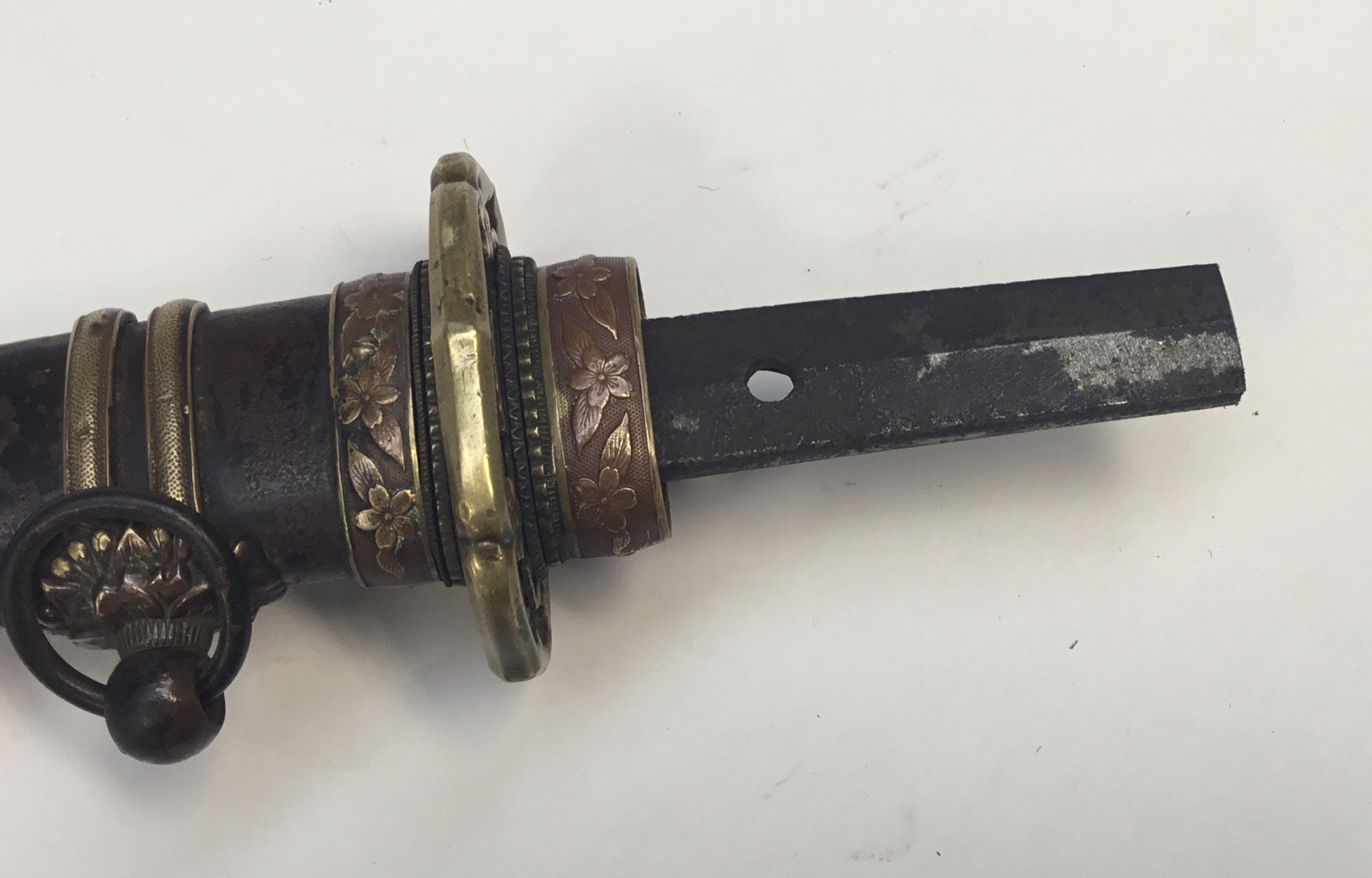 A WW2 era Japanese Katana sword. Shagreen handle with leather wrap, bronze mounts and tsuba. - Image 4 of 11