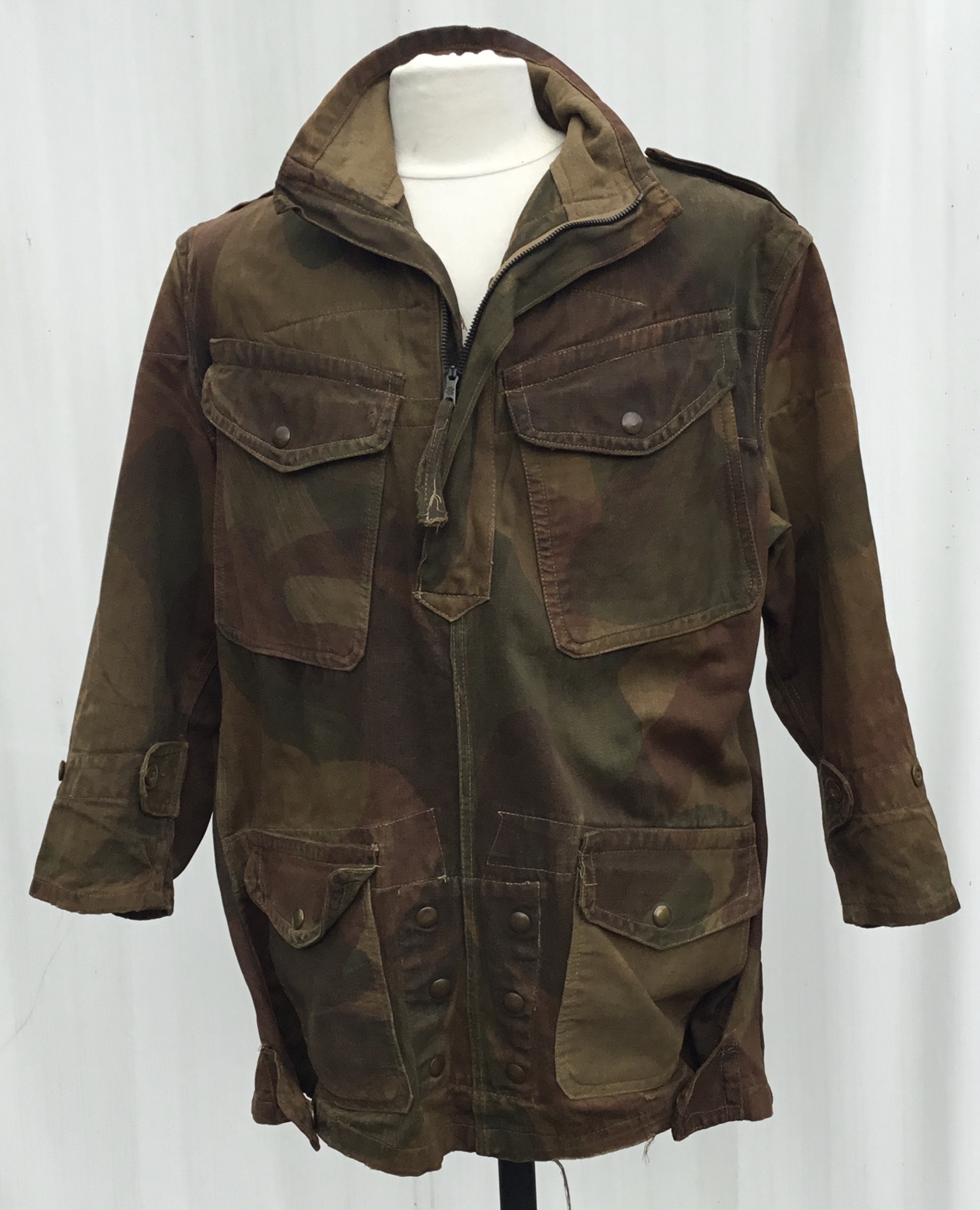 A WW2 era 1945 dated ‘Denison’ airborne paratrooper’s smock. Made from heavy duty, windproof - Image 2 of 19