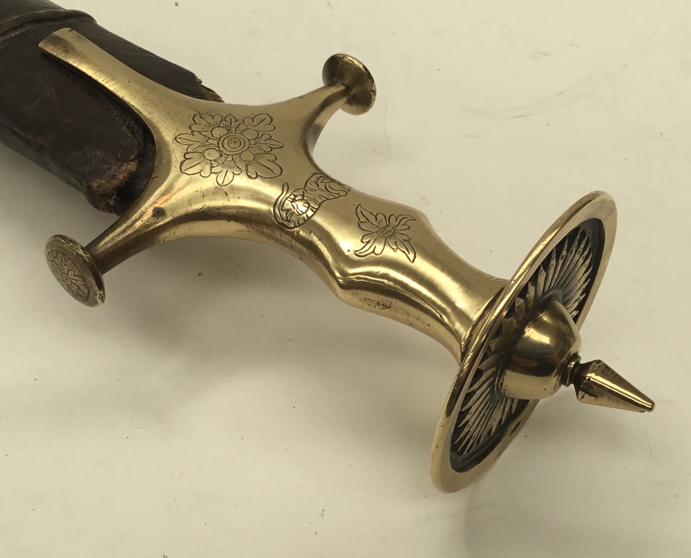 A 19th century Indian talwar sword. Typical form, with brass handle, convex quillons, and disc - Bild 5 aus 11