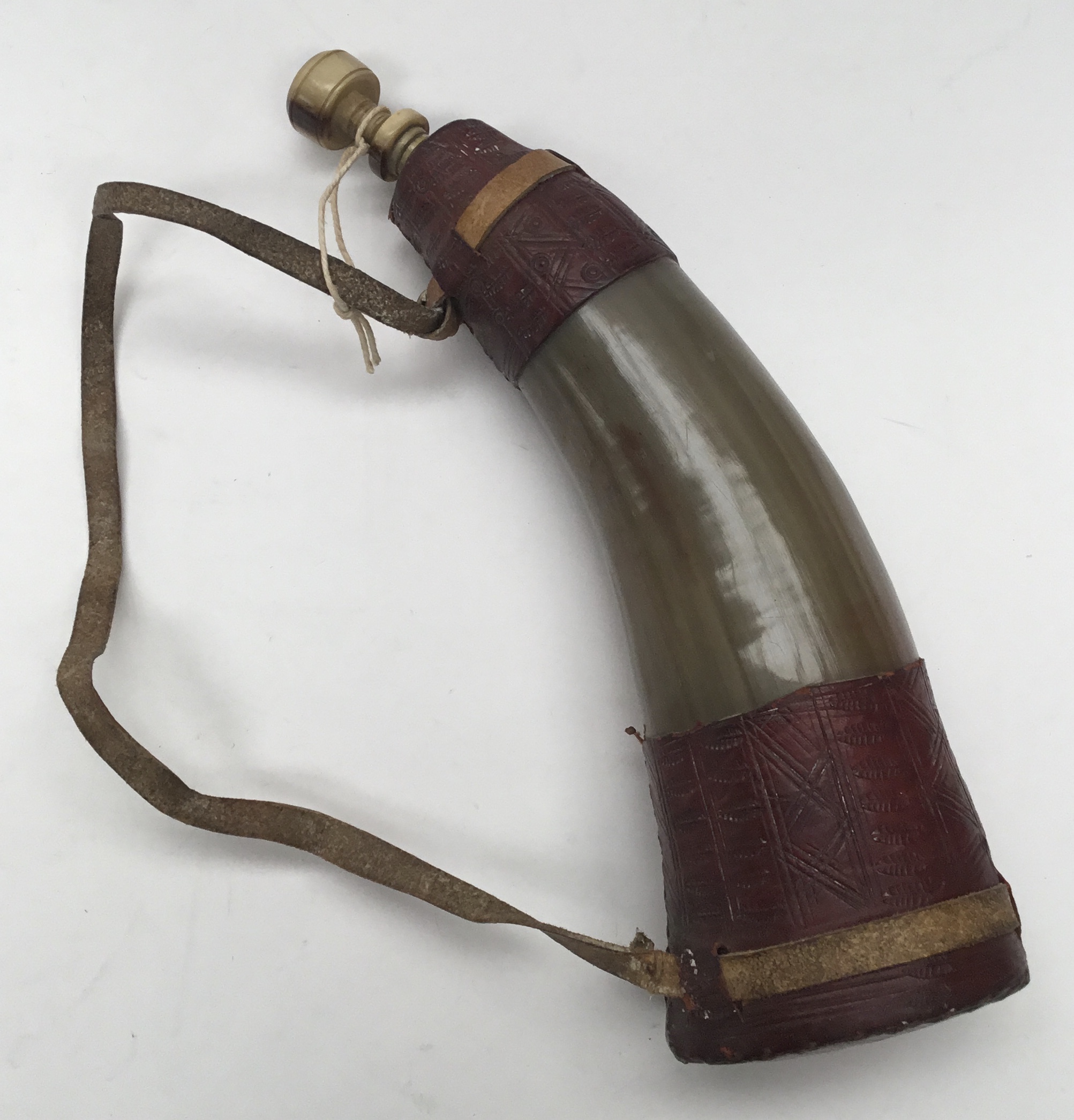 A vintage leather bound powder horn. Cattle horn body with maroon tooled leather mounts to both - Bild 2 aus 7
