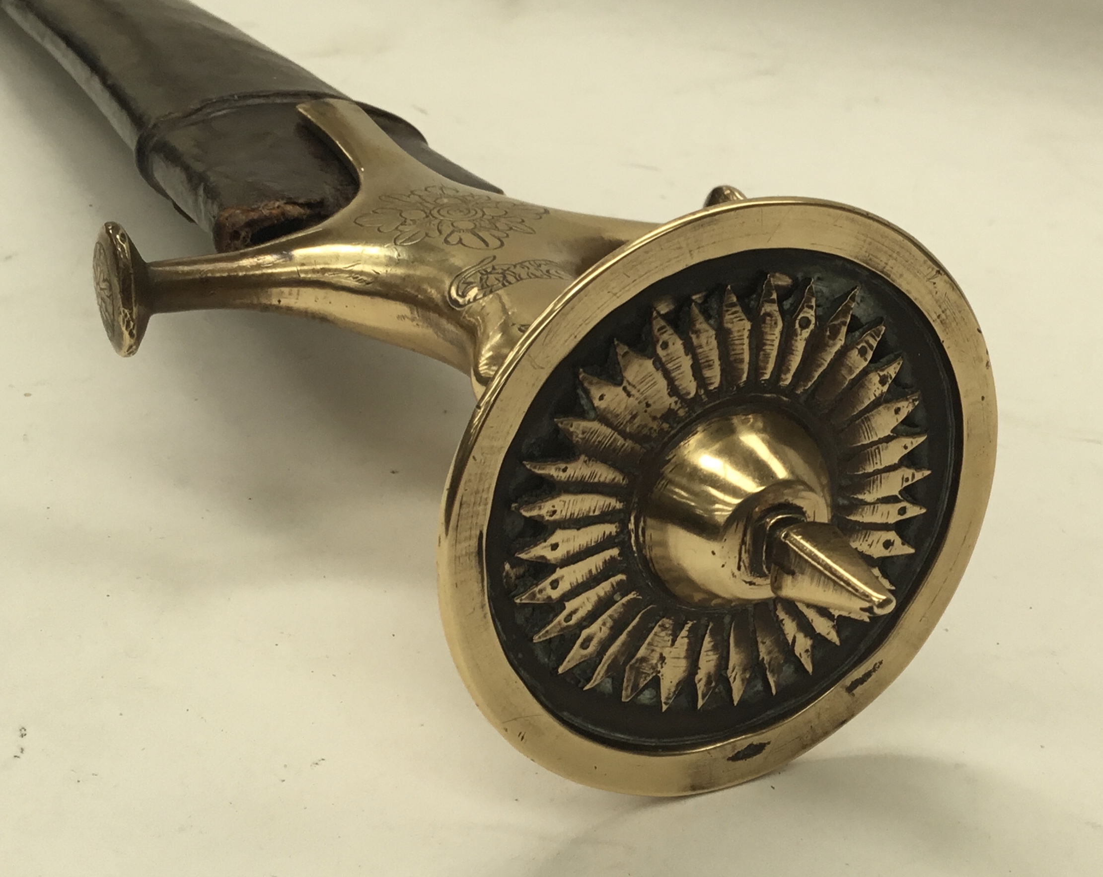 A 19th century Indian talwar sword. Typical form, with brass handle, convex quillons, and disc - Bild 4 aus 11