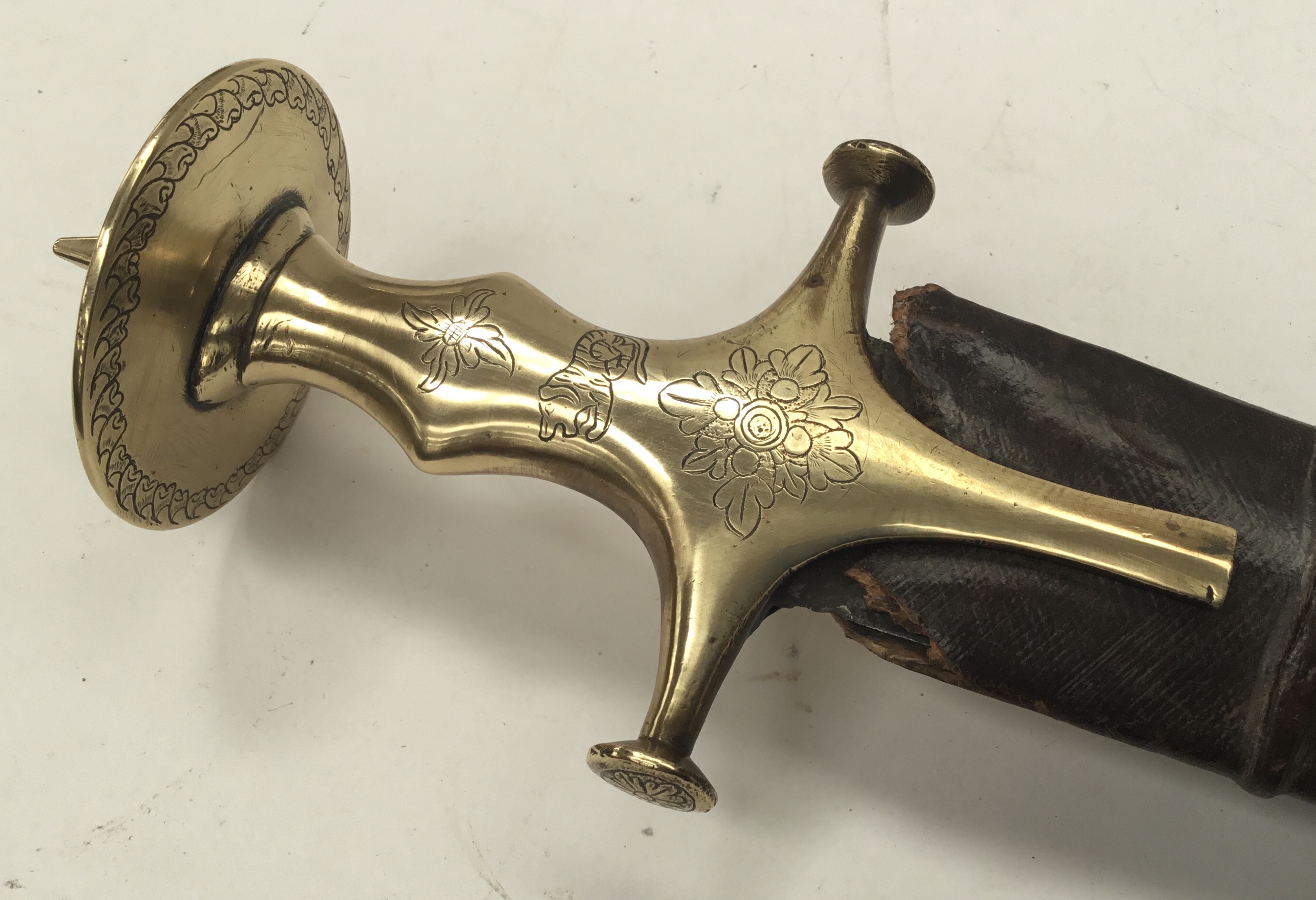 A 19th century Indian talwar sword. Typical form, with brass handle, convex quillons, and disc - Bild 3 aus 11