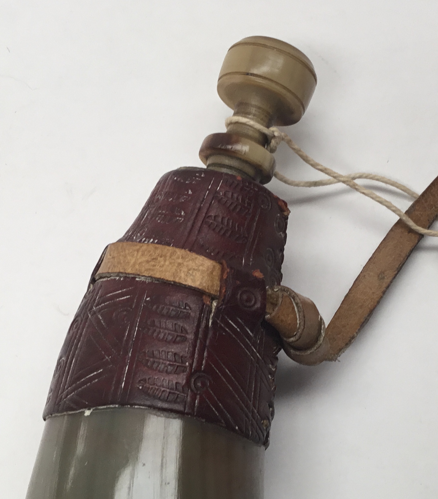 A vintage leather bound powder horn. Cattle horn body with maroon tooled leather mounts to both - Bild 6 aus 7