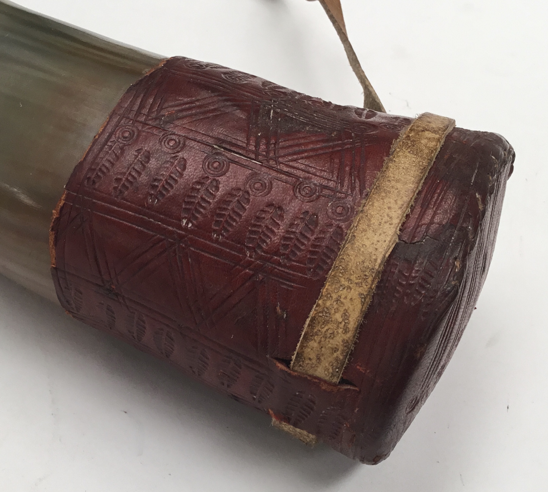 A vintage leather bound powder horn. Cattle horn body with maroon tooled leather mounts to both - Bild 7 aus 7